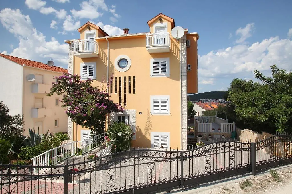 Villa Adriatic Trogir 0*,  Croatia
